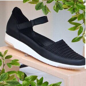 Baretraps Mary Jane Wedge Shoe Sz 9.5